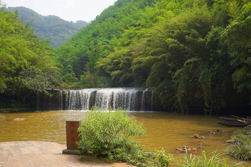 赤水四洞沟月亮潭瀑布