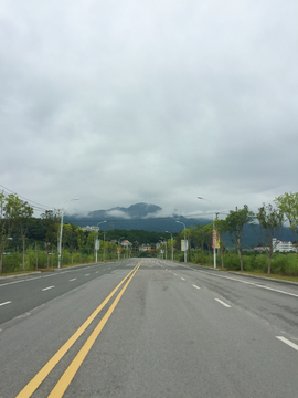 公路远处的风景山脉