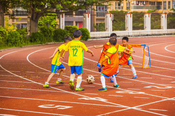 小学生练习踢足球