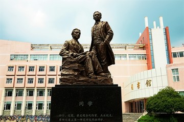 大学校园雕塑