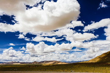 中国西藏阿里高原草原蓝天白云