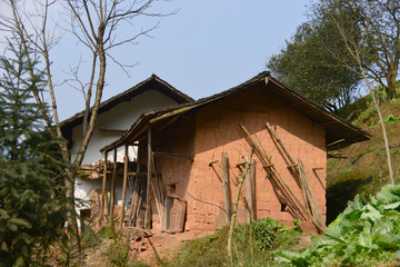 贵州山区乡村干打垒土墙房子