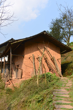 贵州山区乡村干打垒土墙房子