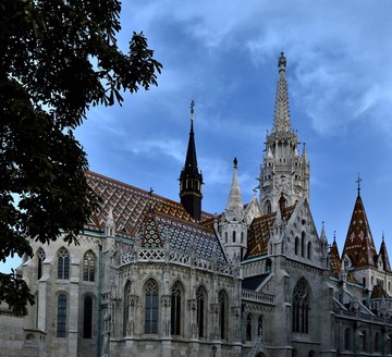 乌云下的匈牙利城市建筑