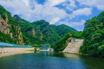 关山湖高空玻璃漂流与石桥山峰