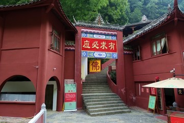 寺庙红墙山门