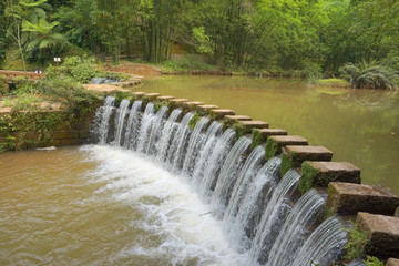 山溪水潭踏水桥