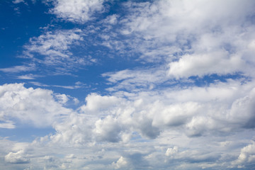 蓝色天空白云朵朵