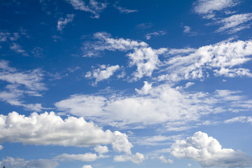 蓝色天空白云朵朵