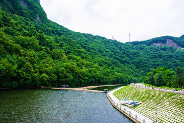 本溪关山湖下游河岸与山体植被