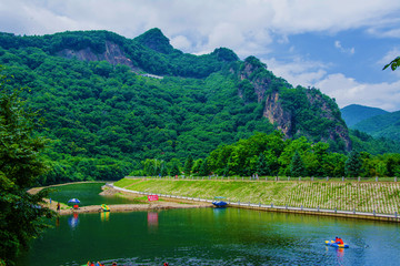 本溪关山湖下游河道河岸与山峰