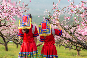 中国连州瑶族少女与桃花