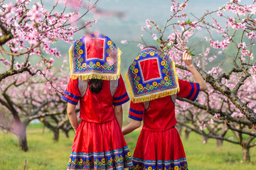 中国连州瑶族少女与桃花