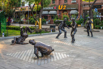 街头歌舞者雕塑