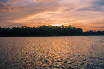 夕阳湖水