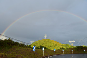 彩虹高压铁塔公路路标