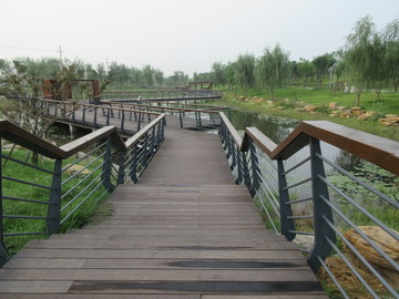 郑州北龙湖湿地公园生态木走廊