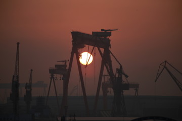 港口吊机夕阳