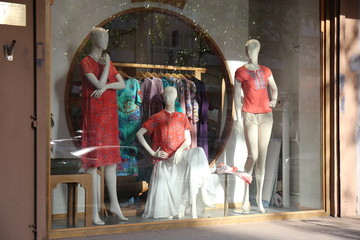 临街服装店穿女装假模特橱窗展示