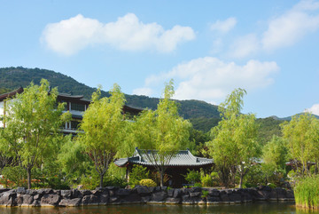 池塘边古色建筑一景