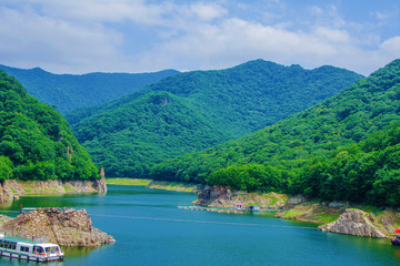 本溪关山湖水库与群山山峰