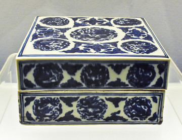景德镇窑青花团龙纹方形盖盒