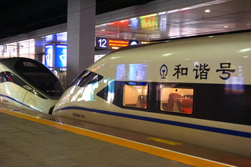 重庆北站站台停靠的和谐号动车