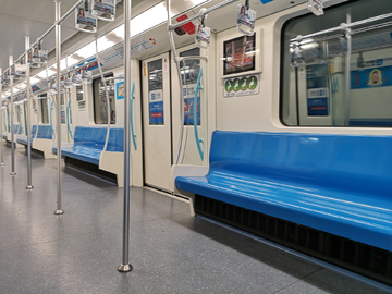 空旷无人的地铁车厢