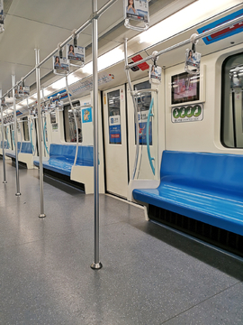 空旷无人的地铁车厢