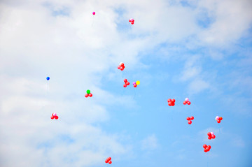彩色气球升上天空