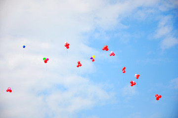 彩色气球飞上天空
