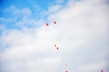 彩色气球飞上天空