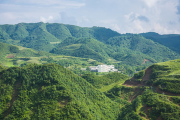 深山里的白房子