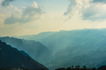 崇山峻岭