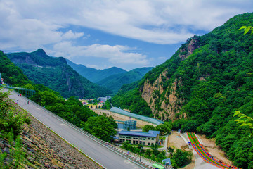 本溪关门山盘山路与山谷建筑