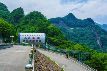 本溪关山湖高空琉璃漂流与群山