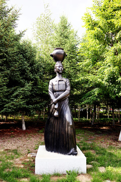 朝鲜族妇女雕像