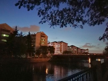 台风季城市夜景