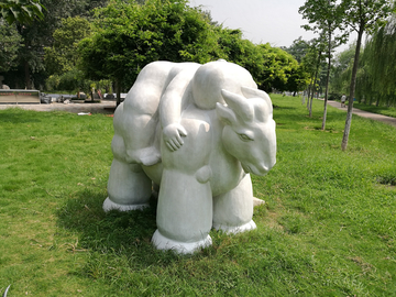儿童和羊雕塑