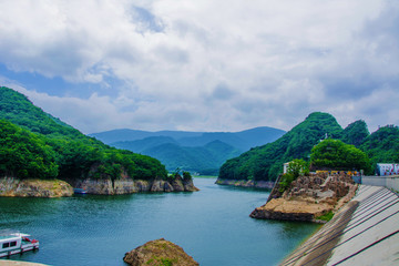 本溪关门山水库与水坝山峰群山