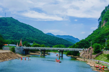 本溪关山湖湖上石桥与山峰白云