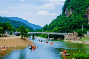 本溪关山湖湖上石桥与山谷