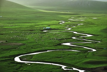 草原河流