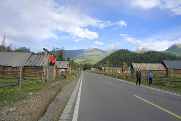 通往新疆白哈巴村的公路