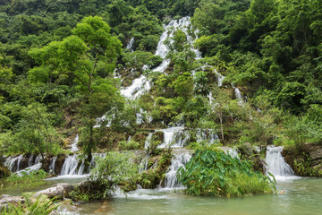 山涧瀑布