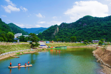 本溪关山湖河道与竹筏山峰群山