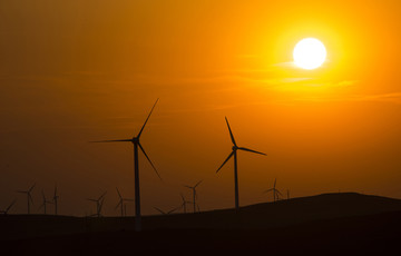 夕陽下的風力發電機剪影