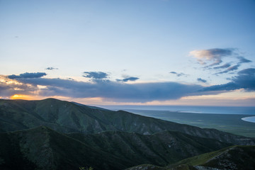 夕阳下的山峦与云彩