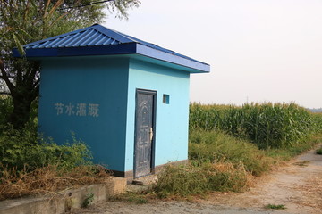 乡间的抽水泵房