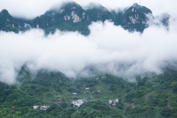 青山和云雾